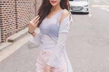 HuaYang花漾 – 观看心妍公主泳池写真中的无限魅力，高清图片尽显她的个性