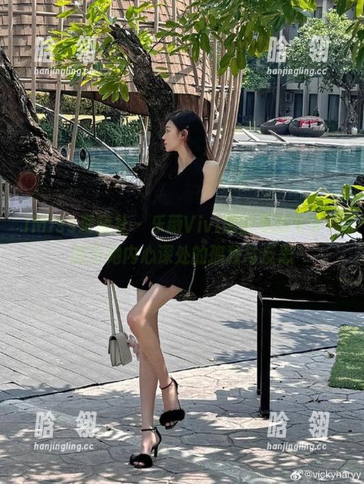 IMiss爱蜜社-乐薇Vivi IMiss爱蜜社 - 乐薇Vivi黑白私拍写真,揭示她内心深处的孤独与反思