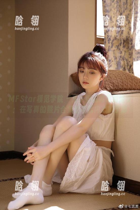 MFStar模范学院-小奶瓶呜呜 MFStar模范学院 - 从小奶瓶呜呜到修女:在写真的照片合集里寻找内心的宁静