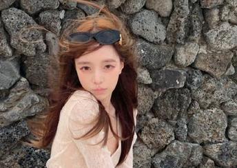 MiStar魅妍社 – Jenny佳妮泳装套图震撼更新：湖畔之美，尽在她自信的笑容中！