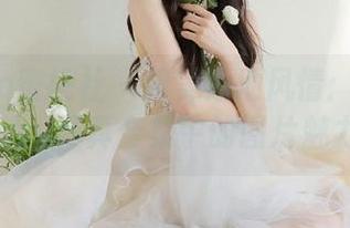 MiiTao蜜桃社 – 绝美泳池风情：佩琦Pinky写真合集中的图片魅力