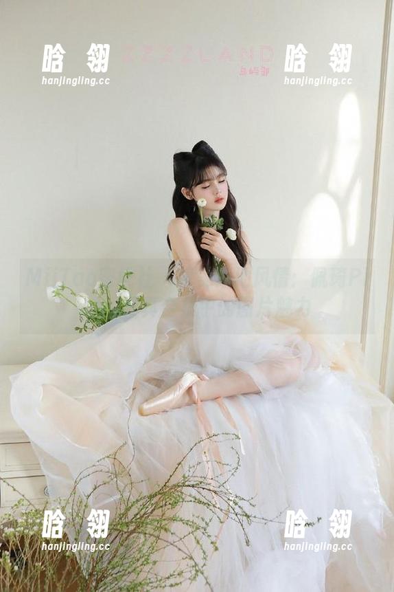MiiTao蜜桃社-佩琦Pinky MiiTao蜜桃社 - 绝美泳池风情:佩琦Pinky写真合集中的图片魅力