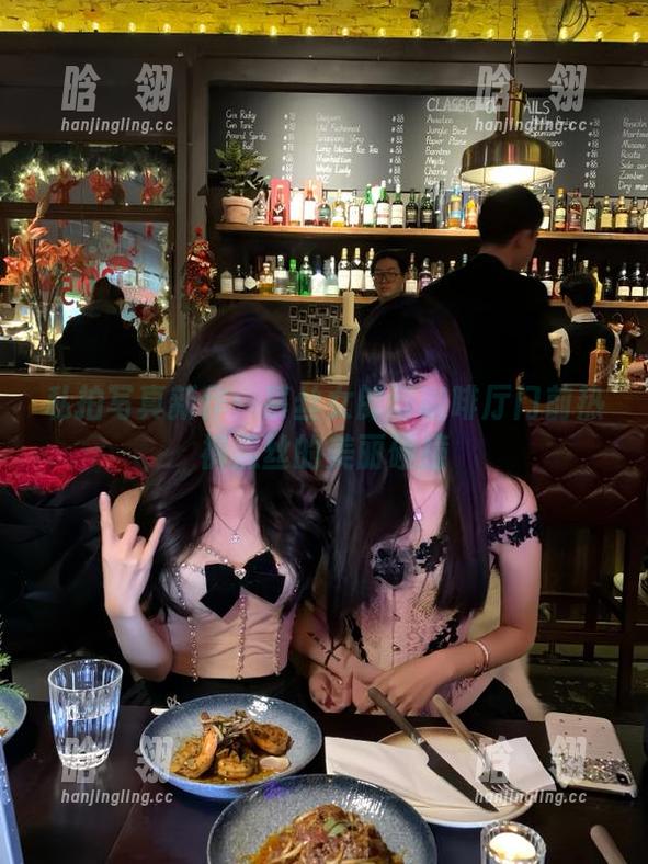 MussGirl慕丝女郎 私拍写真新作:慕丝女郎与咖啡厅门前热裤黑丝的美丽碰撞