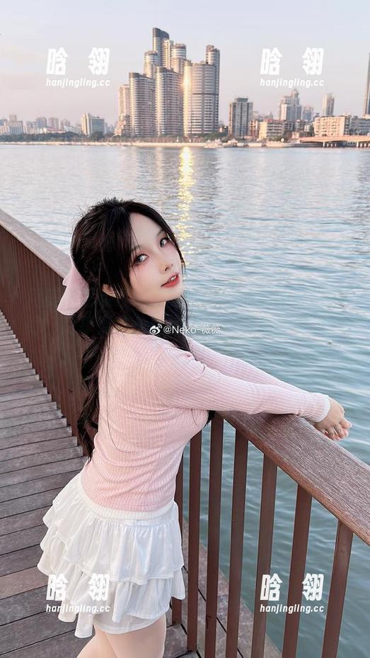 Neko薇薇 用美图记录Neko薇薇的丝绒女仆梦幻瞬间,尽享无与伦比的套图之美与视觉盛宴!