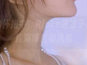在旗袍的怀抱中，Rioko凉凉子的写真图库演绎自嘲风情