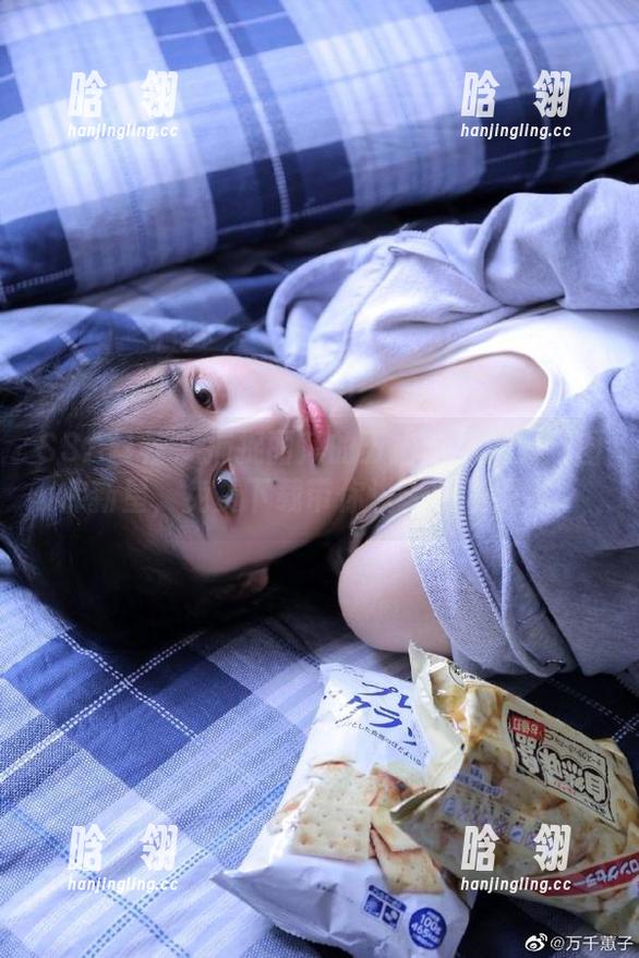 SSA丝社-丽萍 SSA丝社 - 捕捉丽萍的五指丝袜魅力:图库新星,免费下载带你进入时尚潮流!