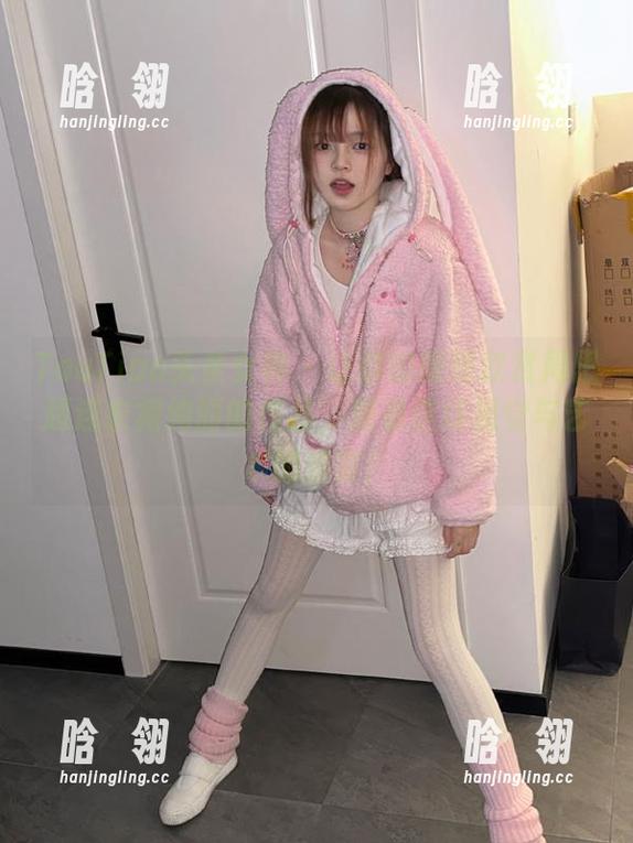 TouTiao头条女神 - 让你的眼睛欣赏周思超连衣裙绚丽的作品，观看这场视觉与艺术的盛宴！