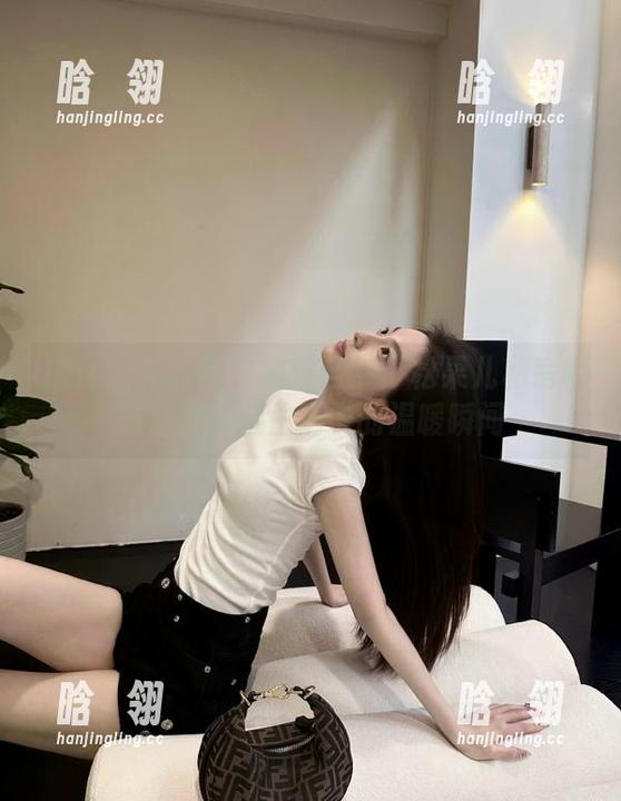 UGirls尤果网-松果儿 UGirls尤果网 - 随性自然:松果儿私房棉袜原图捕捉生活中的温暖瞬间
