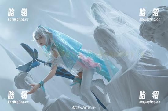 Vams子独特兔女郎自拍，图包展示她的时尚与个性