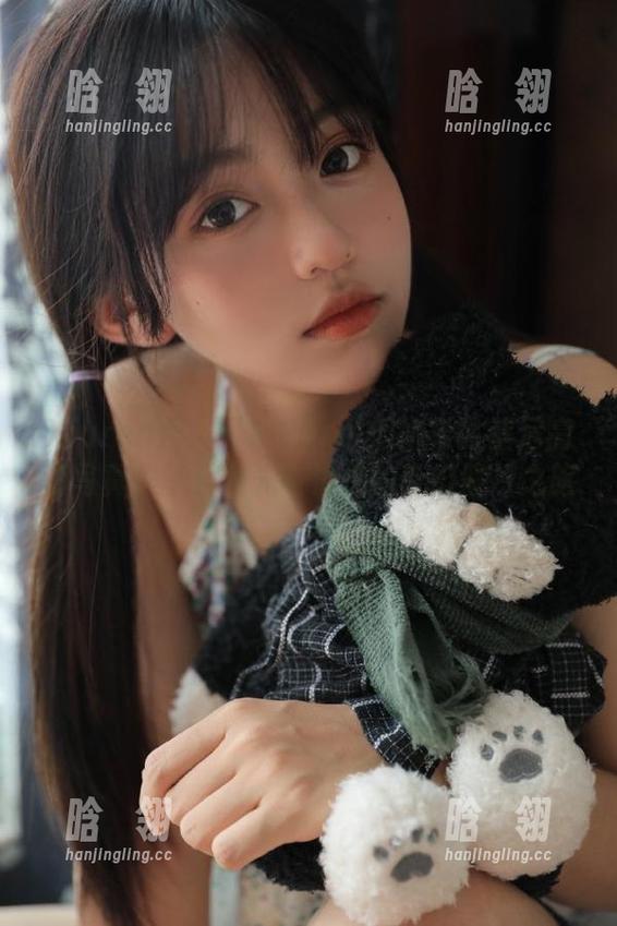 Xiuren秀人网 - Carol周妍希比基尼高清写真，享受阳光与海浪的梦幻照片之旅