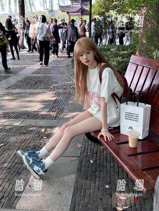 Xiuren秀人网-FoxYini孟狐狸 Xiuren秀人网 - 在线体验FoxYini孟狐狸裸足摄影的独特韵味,视觉盛宴尽在此图片