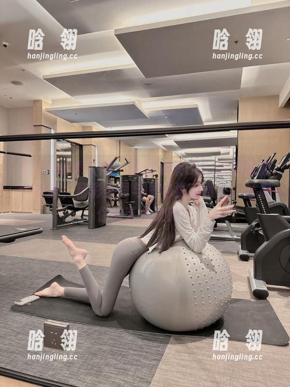 Xiuren秀人网 - 探索夏茉GIGI的创意奶牛写真，精彩美图与图包携手而来，开启你的艺术之旅！