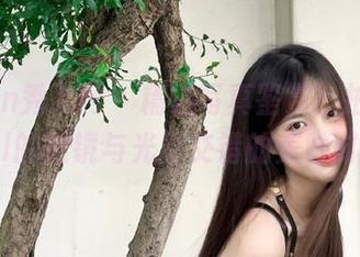 Xiuren秀人网 – 精选写真鉴赏：拍黄瓜girl的眼镜与光影交错的美妙时刻