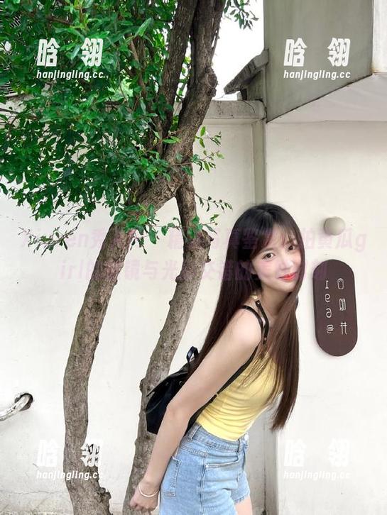 Xiuren秀人网-拍黄瓜girl Xiuren秀人网 - 精选写真鉴赏:拍黄瓜girl的眼镜与光影交错的美妙时刻