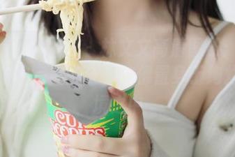 Xiuren秀人网 – 林文文高清图册：剧情与视觉的完美融合，仿佛置身于绚烂的梦境之中