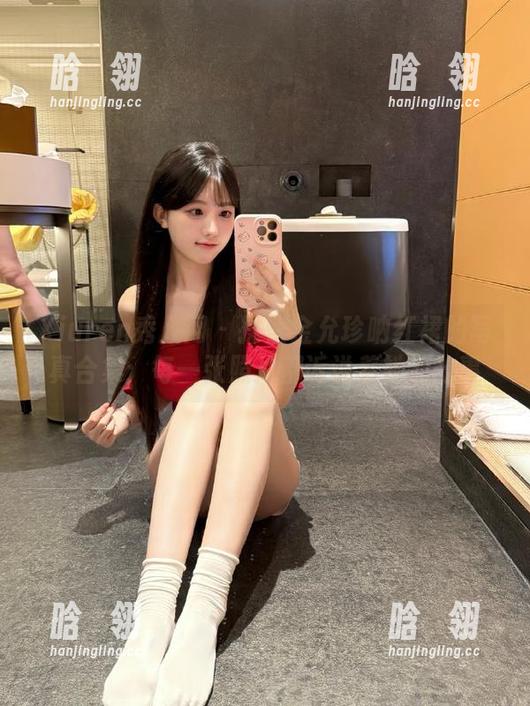 Xiuren秀人网 - 探索金允珍呐红裙的写真合集：每一张照片都诉说着她的故事