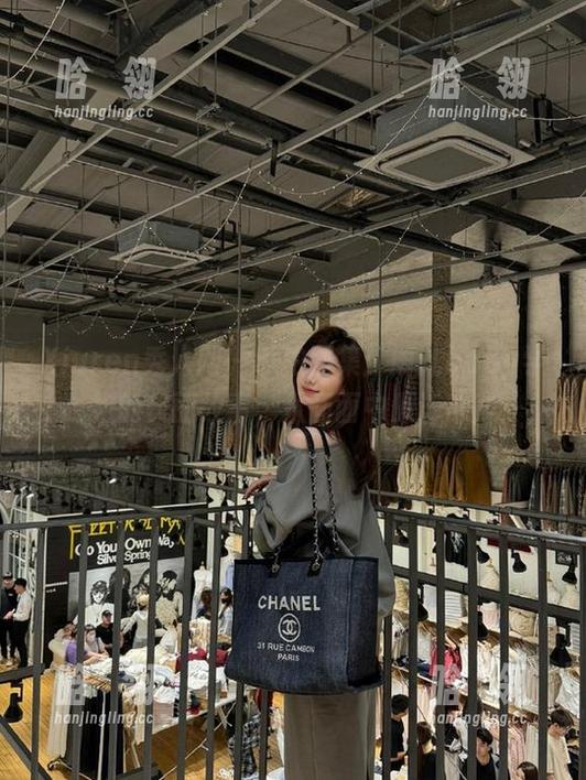 Xiuren秀人网 - 私拍图集：雨儿baby学姐的美丽故事，从画面中倾诉心声