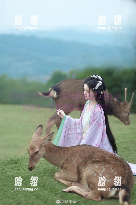 Xiuren秀人网-鹿小茜 Xiuren秀人网 - 鹿小茜灰丝写真合集,难道每一张都是撩人的艺术吗?