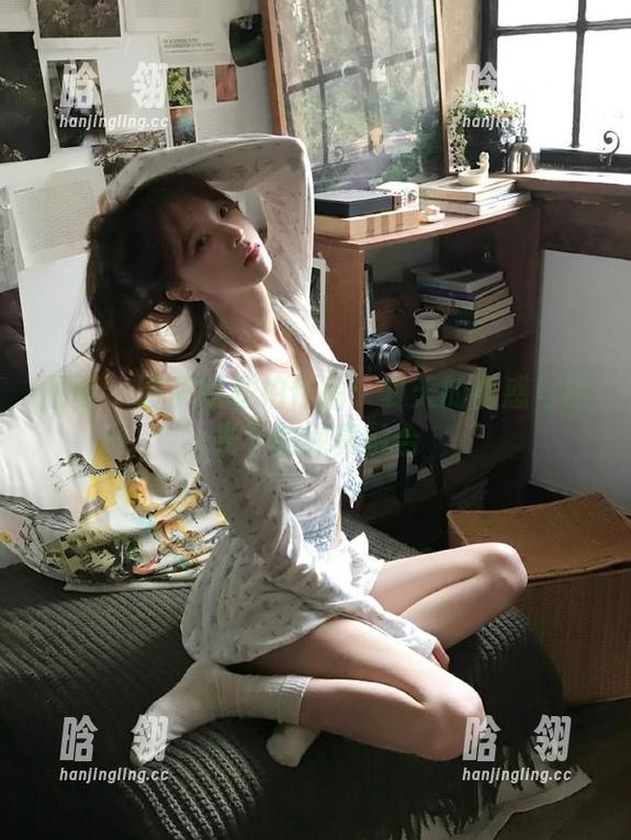 丽柜-团子 丽柜 - 团子的私拍作品:夏天的诱惑与阳光下的纯真融合