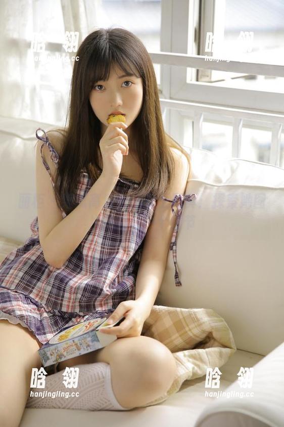 丽柜 - 细腻高清安娜女王写真：探索她图片中的每一个细节