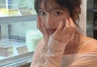 丽柜 – 精选高清壁纸：然然的裤里丝写真完美展现她的独特个性与迷人气质