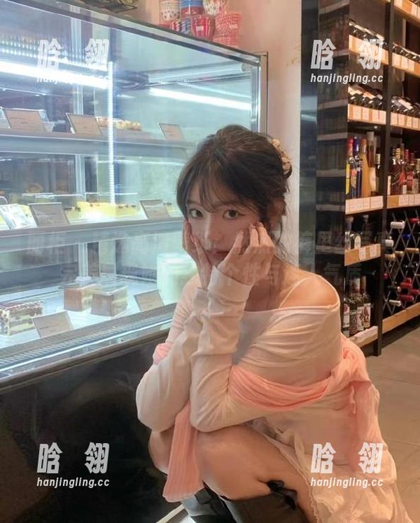 丽柜-然然 丽柜 - 精选高清壁纸:然然的裤里丝写真完美展现她的独特个性与迷人气质
