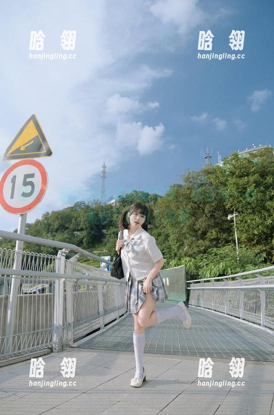 丽柜 - 阳阳的红裙私拍写真，捕捉每一丝光影下的动人瞬间