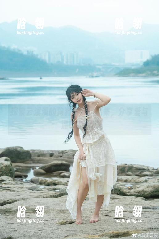 探索云溪溪的狗狗写真作品集，分享爱与温暖的瞬间