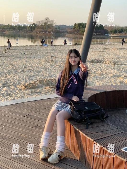 探索兔玩映画的慵懒的JK系列写真，图册里藏着青春的秘密与慵懒的生活方式，值得一看
