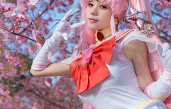 “咬人小小兔”的私房写真原图，透过透明展现最真实的一面