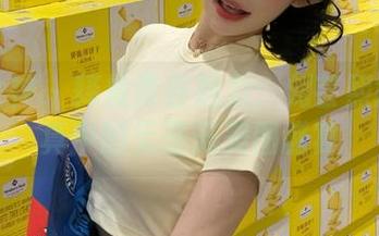 头条女神 – 释放青春魅力：刘芸熙短裤写真中的无圣光美图盛宴