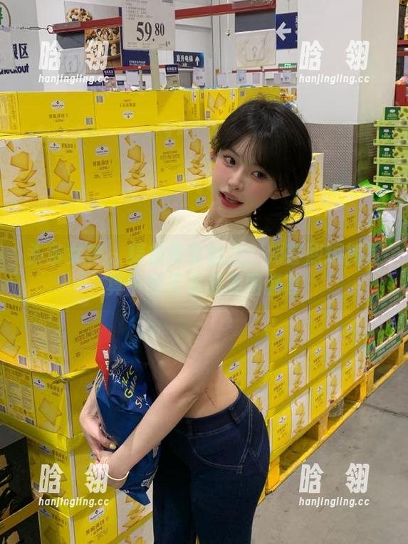 头条女神-刘芸熙 头条女神 - 释放青春魅力:刘芸熙短裤写真中的无圣光美图盛宴