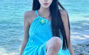 头条女神 – 免费下载周治宇白裙套图，让你在这里找到属于你的优雅灵感！