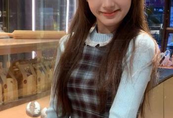 头条女神 – 梁芮溪短裙写真原图，展示多种风格的优雅与活泼，尽在照片之中