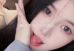 福利不断，小小奶瓶儿纯欲吊带作品带来颜值与诱惑的双重享受！