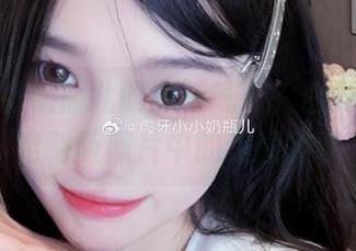 感受小小奶瓶儿的独特气质，白开水毛衣定制版照片中的美图故事