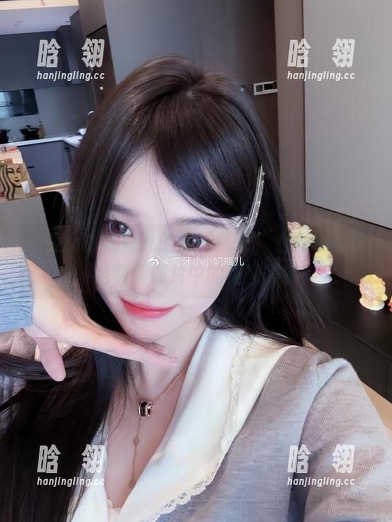 小小奶瓶儿 感受小小奶瓶儿的独特气质,白开水毛衣定制版照片中的美图故事