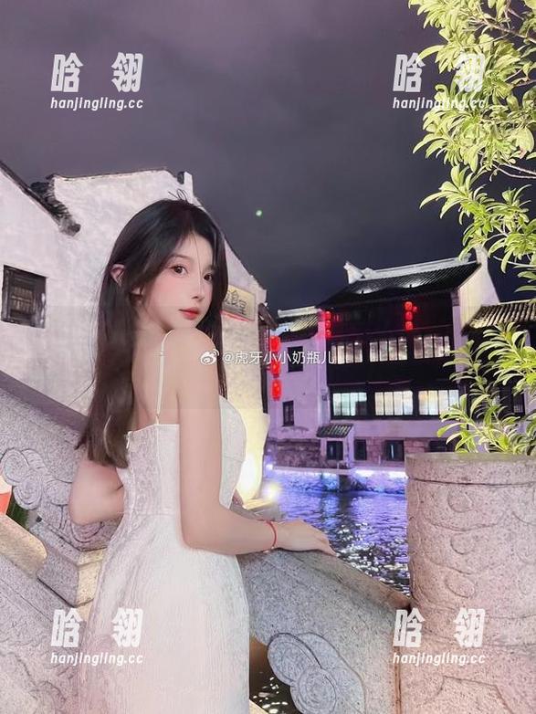 小小奶瓶儿献上独特天台私拍资源，体验视觉盛宴