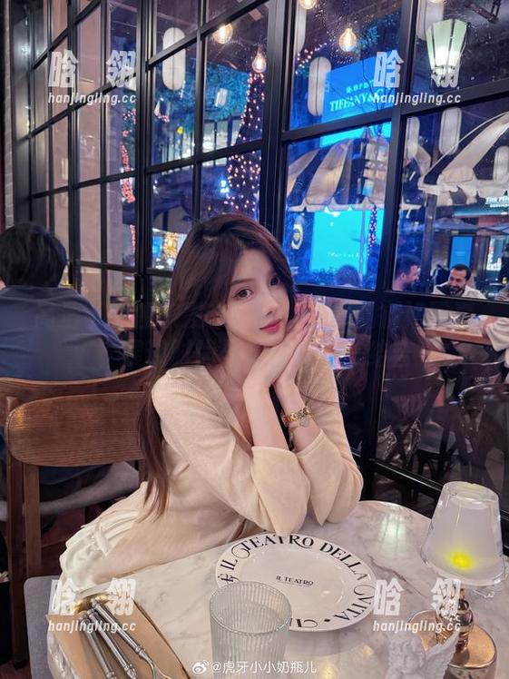 高清下载独家发布！小小奶瓶儿御姐写真，展现时尚与个性的完美结合
