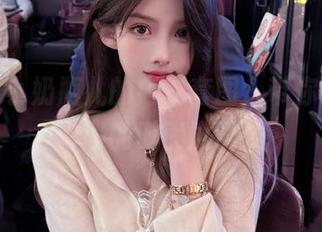 私拍小小奶瓶儿的内衣套图，带你进入梦幻般的时尚世界。
