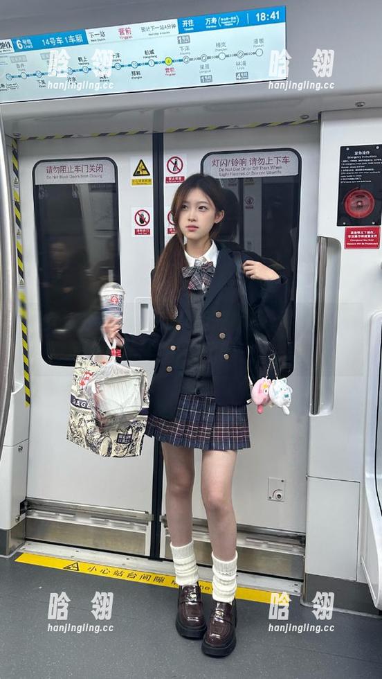 少女秩序 - 跟随鹿可的短裤写真，分享夏日时尚与自由灵动的生活态度