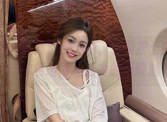 尤果网 – 在高清世界中，安柔护士的写真图片带你领略青春活力的无限魅力。