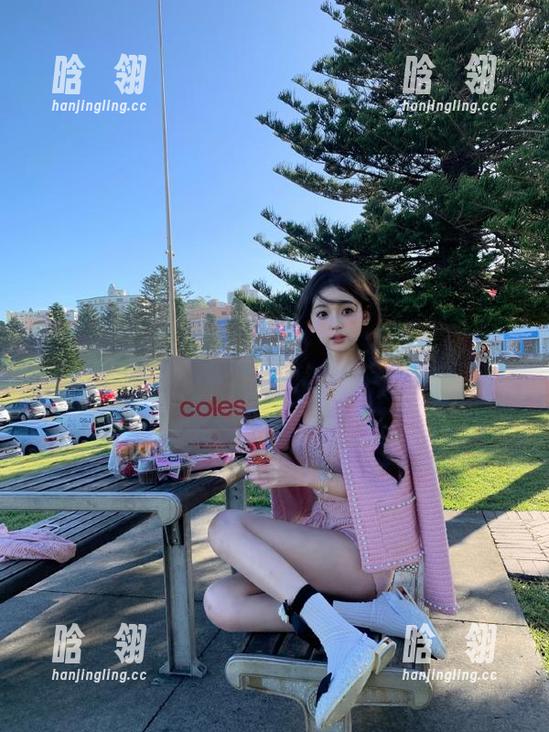 尤果网-穆菲菲 尤果网 - 穆菲菲的灰丝图包分享,解锁她作品中的奇幻世界