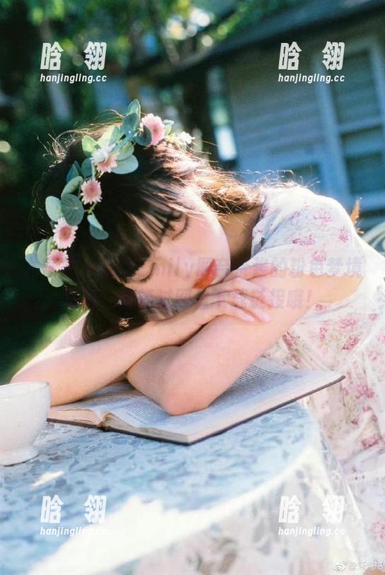 尤蜜荟 - 分享Emily顾奈奈酱的粉色梦境写真，别错过网盘下载链接哦！