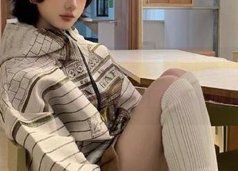 推女神 – 跟随Akiki朱若慕的泳池美图分享，一起感受水下的萌趣与时尚！