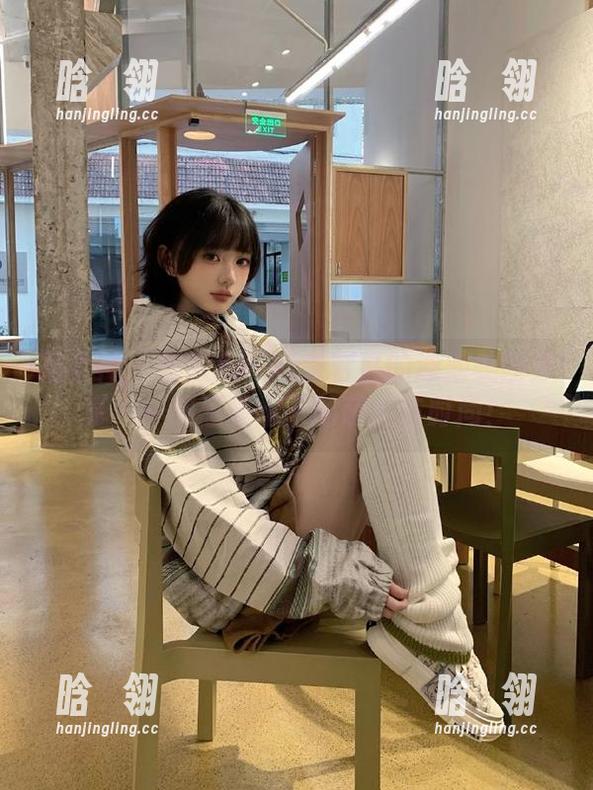 推女神-Akiki朱若慕 推女神 - 跟随Akiki朱若慕的泳池美图分享,一起感受水下的萌趣与时尚!
