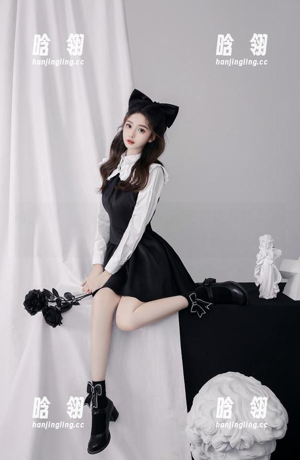 推女神-子纯儿Annie 推女神 - 子纯儿Annie女友全集写真:她在镜头前的轻盈舞动与绚丽色彩交织