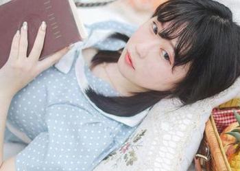探索是依酱呀的蕾丝内衣写真集，感受甜美与优雅的完美结合！