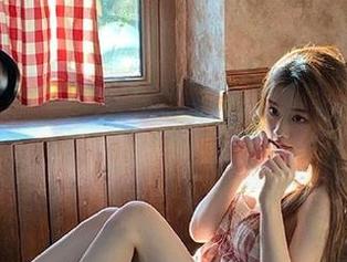 梦丝女神 – 魏婷婷的粉丝必看！家里的黑袜精美写真图册合集