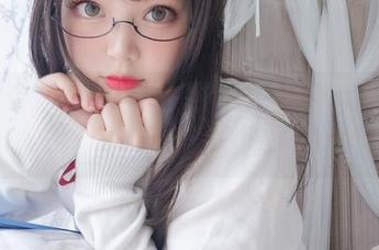 与白烨烨一起体验日常：精美图片大汇集，快来下载欣赏她的生活点滴！
